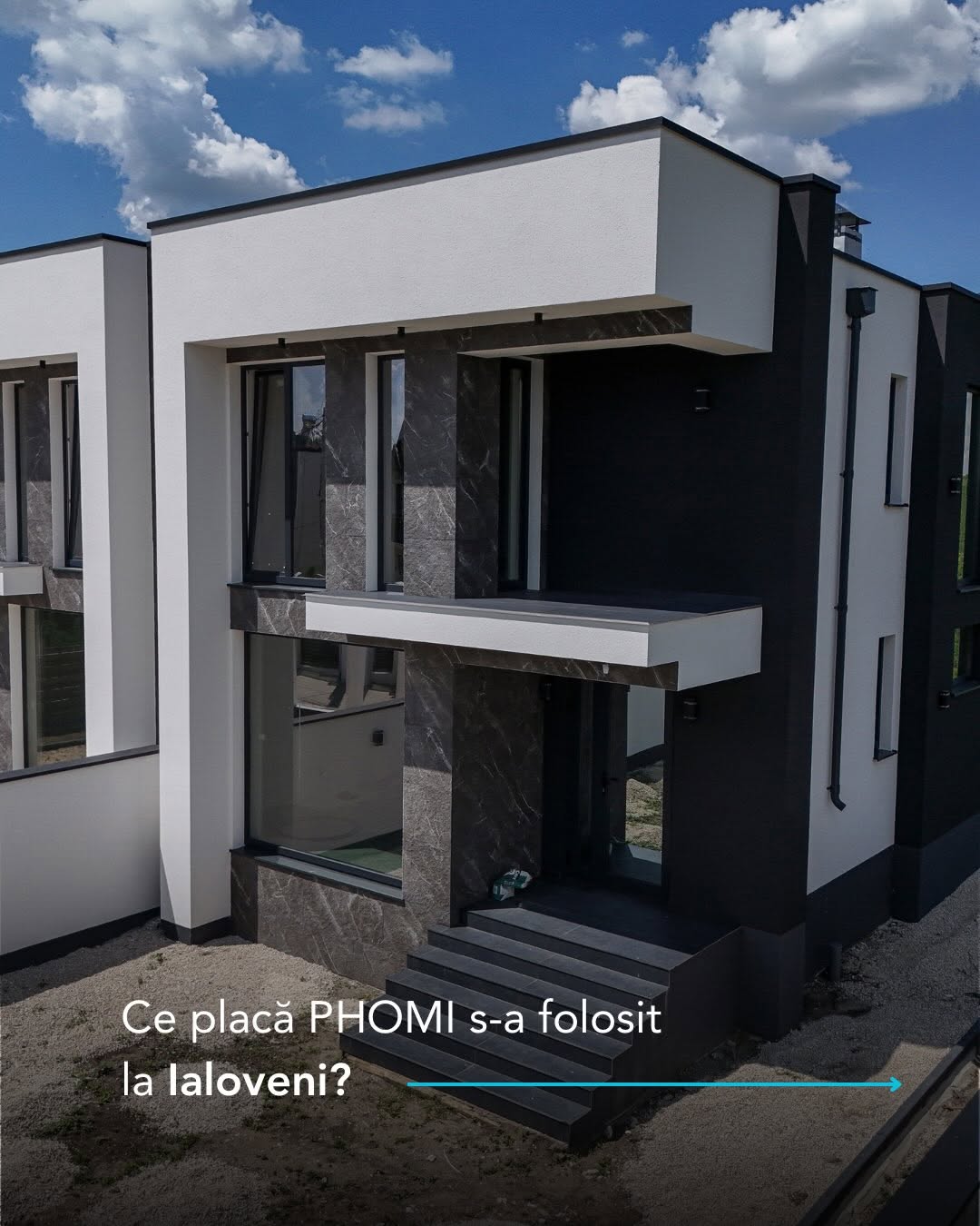 Fațadă contemporană în alb și grafit, într-un proiect din Ialoveni prezentat de PHOMI Moldova