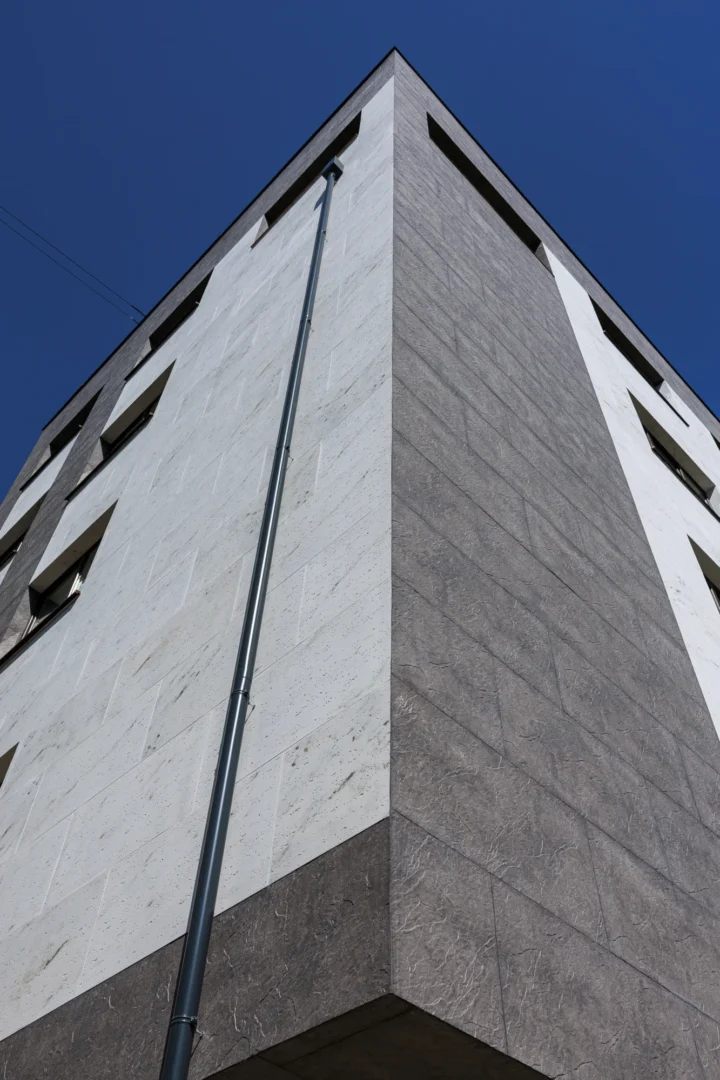 Bloc Telecentru 2 — detaliu al colțului și îmbinărilor fațadei